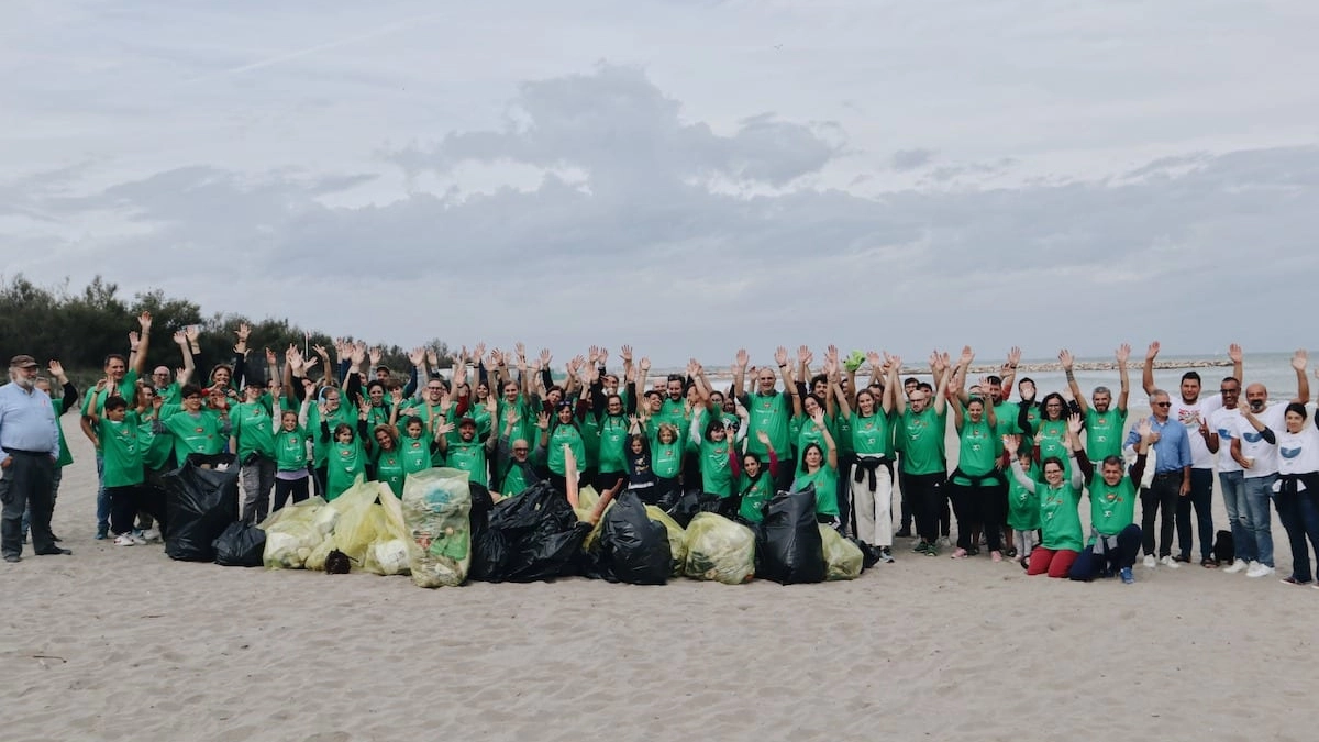 I volontari di Plastic Free Venice Lagoon insieme a quelli di Carel impegnati nella pulizia della spiaggia di Chioggia (Facebook)