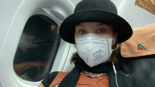 La modella Bella Hadid in viaggio con la mascherina