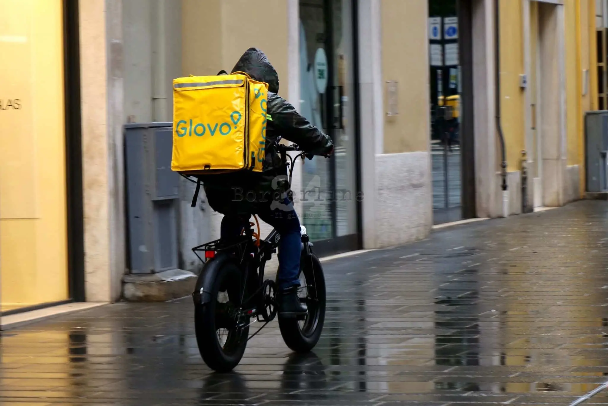 "Ho provato a difendermi ma erano troppi": rider picchiato e rapinato a Torre Spaccata