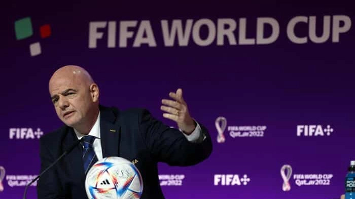 Gianni Infantino, presidente della Fifa, nella conferenza stampa della vigilia dell'apertura dei Mondiali di calcio in Qatar (Ansa)