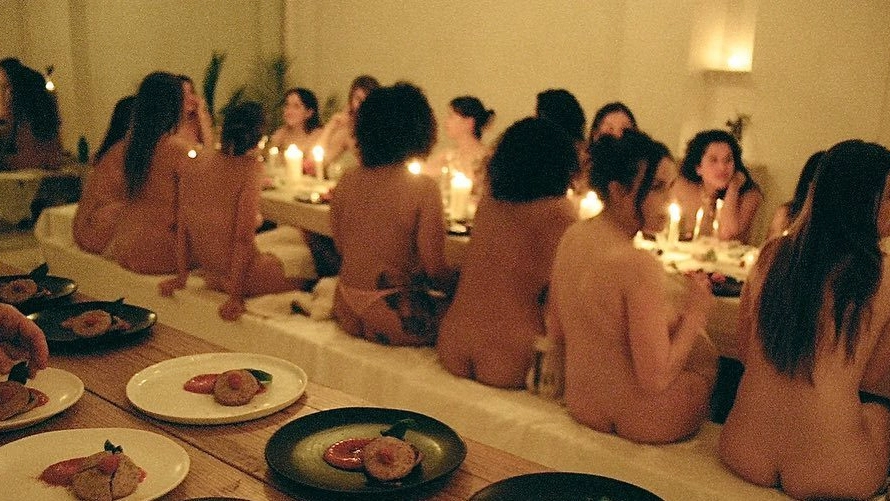 A cena nudi: è il trend del momento a New York (Instagram)