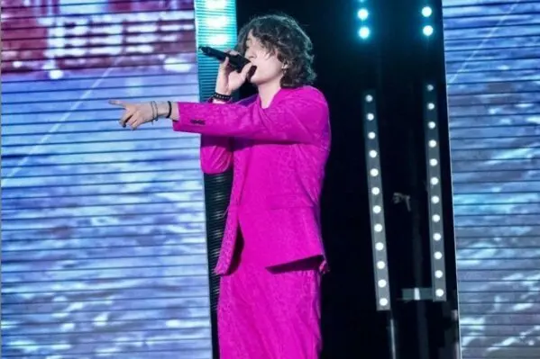 Sangiovanni, cantante di Amici 2021, insultato per strada perché indossava una maglia fucsia