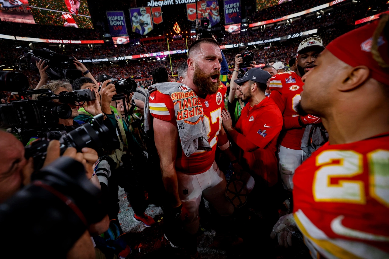 Travis Kelce, uno dei giocatori più rappresentativi dei Chiefs, festeggia la vittoria al Superbowl 2024