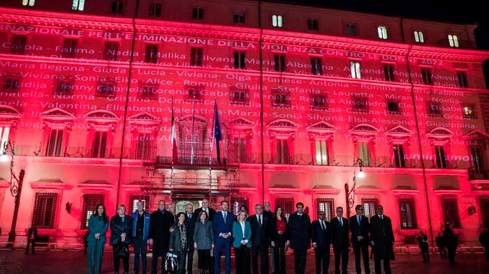 Palazzo Chigi illuminato di rosso per dire no alla violenza di genere (Ansa)