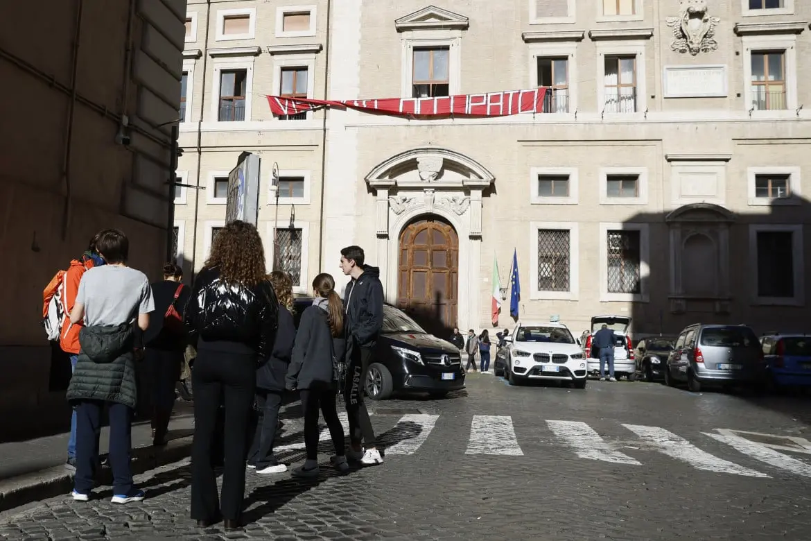 Scuole Occupate: Gli Studenti Fanno Rumore, Ma Invece Di Ascoltarli Si ...