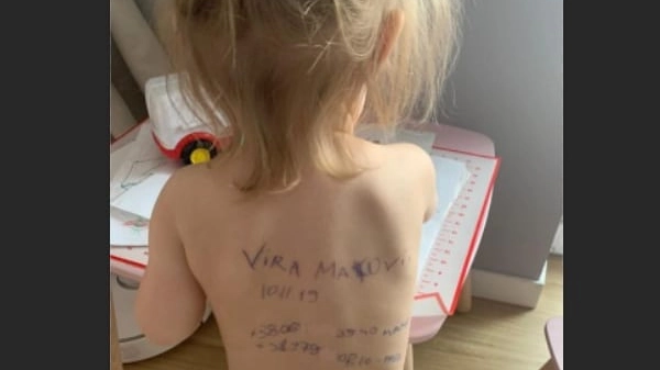 Vira, la bambina ucraina con disegnati sulla schiena il nome e il numero di telefono dei genitori