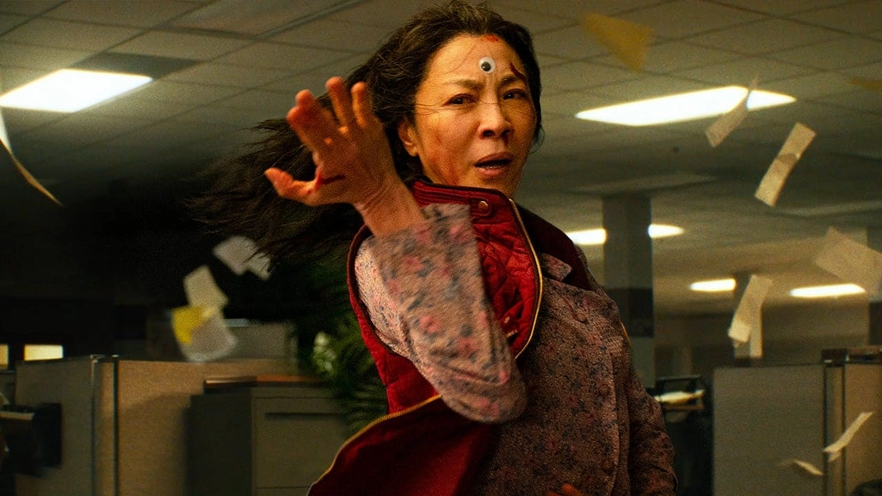 Michelle Yeoh nel film "Everything Everywhere All at Once"