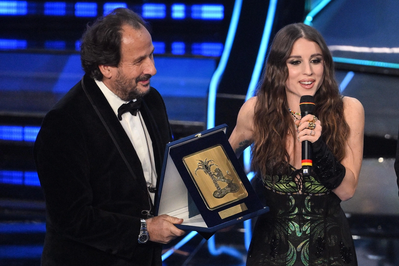 Angelina mango vince il premio per la miglior composizione musicale