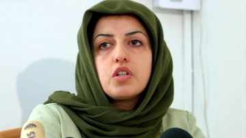 Iran, Narges Mohammadi esce dal carcere per motivi di salute