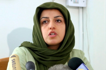 Iran, Narges Mohammadi esce dal carcere per motivi di salute