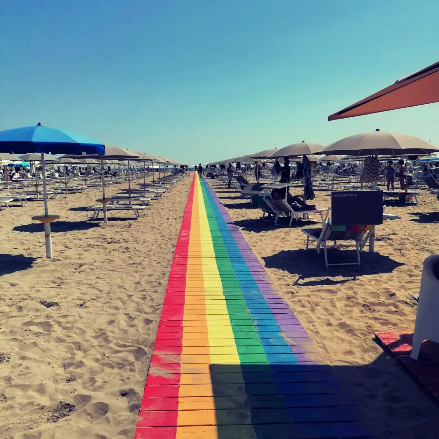 Vandalizzati i simboli della comunità Lgbtq+ a La Community 27: “È intimidazione omofobica”