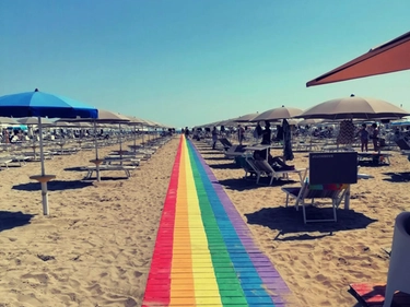 Vandalizzati i simboli della comunità Lgbtq+ a La Community 27: “È intimidazione omofobica”