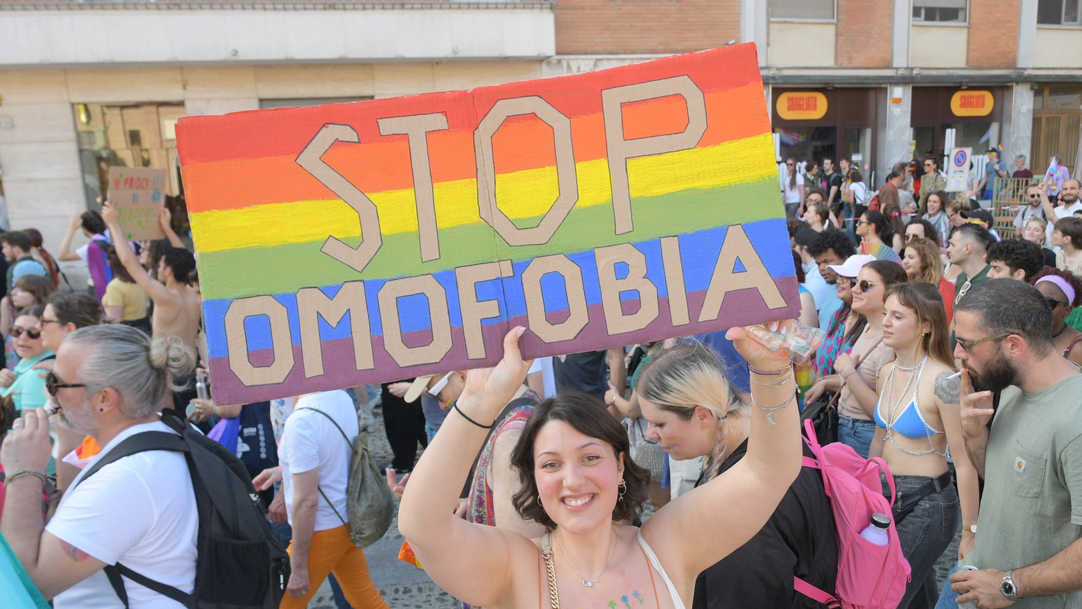 Corteo arcobaleno. Nel pomeriggio la grande parata che da mesi fa discutere tutta la città. Attesi da tutta la regione per manifestare contro l’omolesbobistransafobia