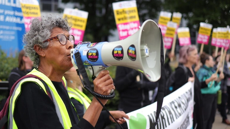 "Grannies against Fascisism", a Bristol la xenofobia si combatte con la pace (ANSA)