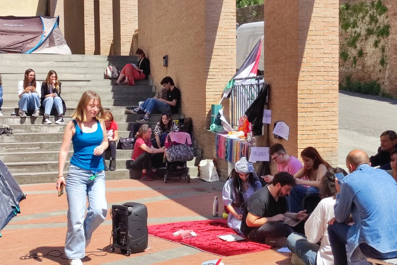 Il presidio degli studenti di fronte la facoltà di Giurisprudenza di Siena