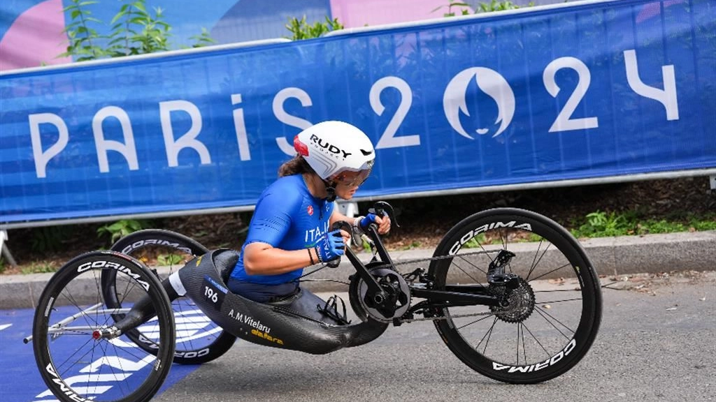 Dopo l'incidente del 2020 l’ex pilota non è più apparso in pubblico. Sarà l'atleta reggiana a portarlo a Parigi: “È stato il mio maestro, il mio mentore”