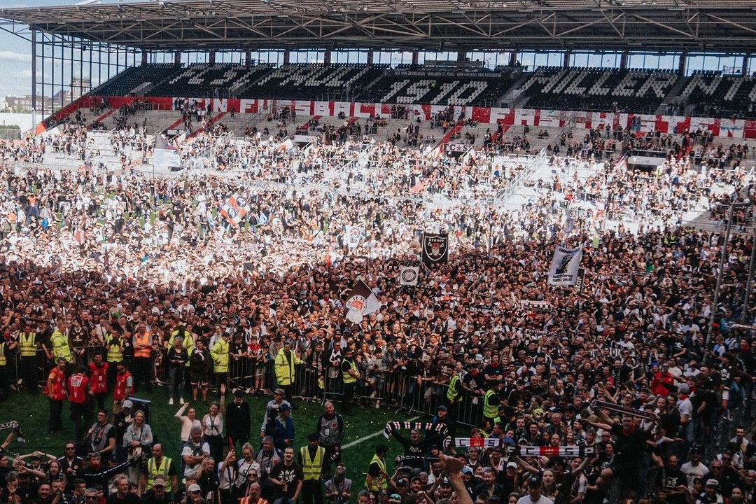 Kein fussball den faschisten, niente calcio per i fascisti (IG: @fcstpauli)