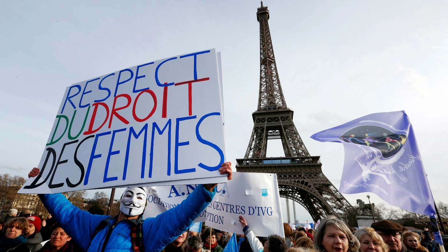La Francia approva l'introduzione del diritto all'aborto in Costituzione