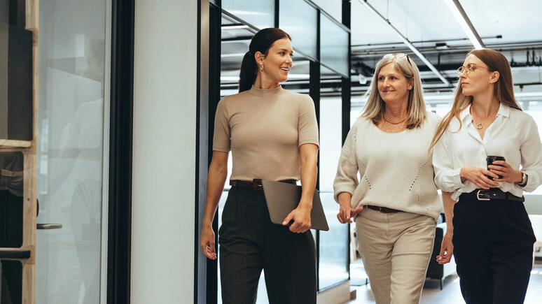 Le lavoratrici continuano a trovarsi di fronte ostacoli come il gender gap salariale, la mancanza di rappresentanza nei consigli di amministrazione e discriminazioni sul luogo di lavoro: nel nostro Paese siamo ben al di sotto dalla media europea su molti aspetti lavorativi