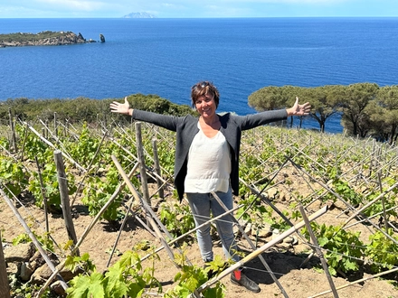 Lascia il lavoro in azienda per tornare alla viticoltura (e vita) eroica dell'Isola del Giglio: la scelta di Milena Danei