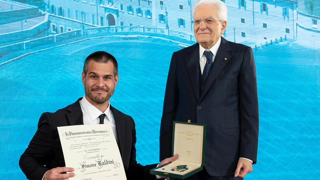 Il 42enne di San Marino, con una disabilità motoria, era stato immortalato in carrozzina mentre spalava fango dalle strade di Forlì a maggio 2023. Per questo ha ottenuto l’Ordine al Merito da Mattarella e stasera è protagonista dal format di Rai3