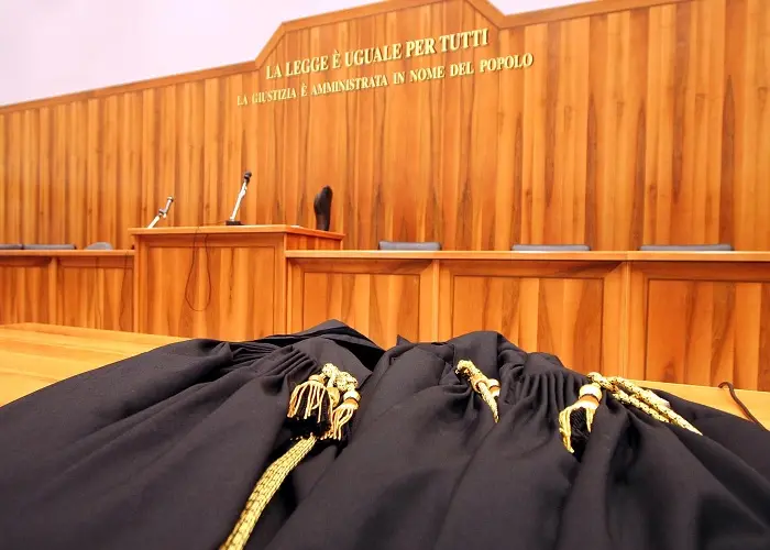 Sarte in carcere realizzano 200 toghe per i prof di Legge dell’università Federico II