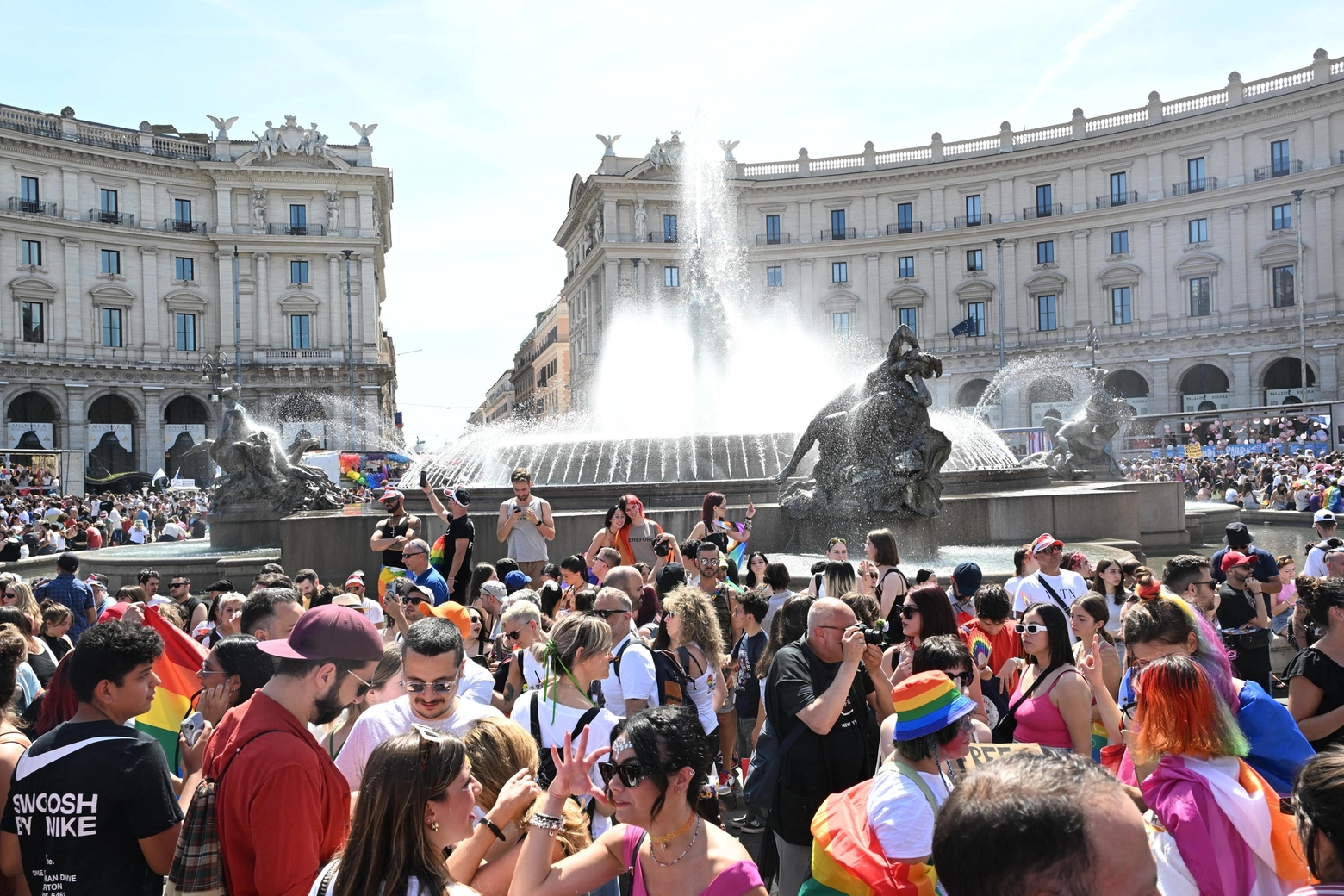 Il Pride a Roma, in piazza anche le bandiere della Palestina