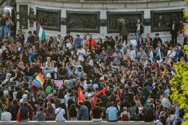 Migliaia di francesi scendono in piazza: “Siamo tutti antifascisti”