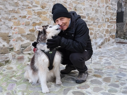 Pippi e Luigi, che storia: la cagnolina cieca accudita dall’ultimo eroe del Vajont