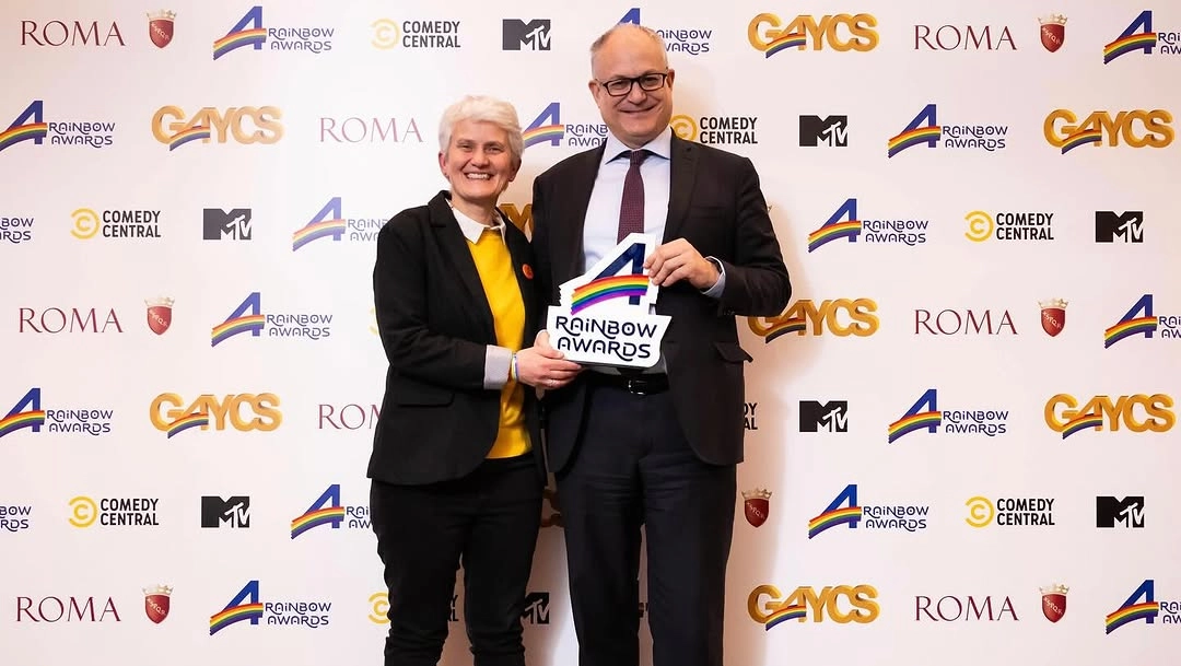 Il sindaco di Roma, Roberto Gualtieri, riceve il premio "Rainbow" dalla responsabile dell'ufficio Lgbt+, Marilena Grassadonia