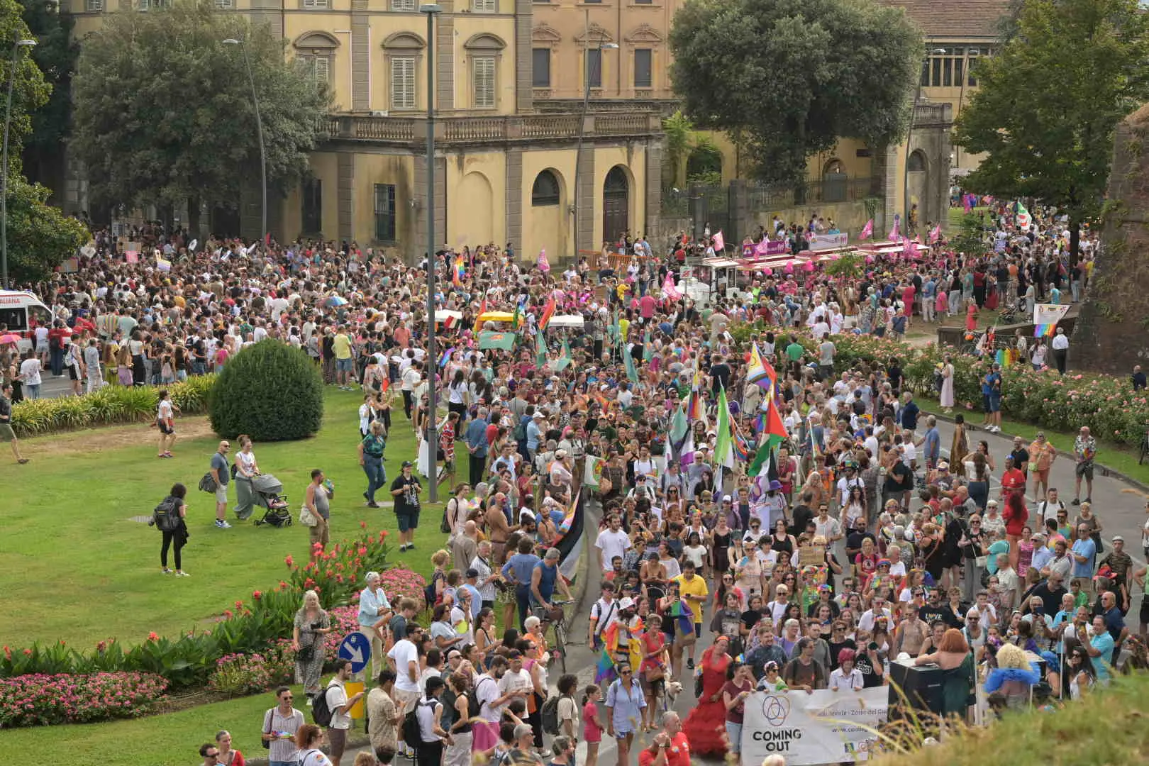 Toscana Pride, il corteo dell’orgoglio arcobaleno invade Lucca. “Siamo ventimila”