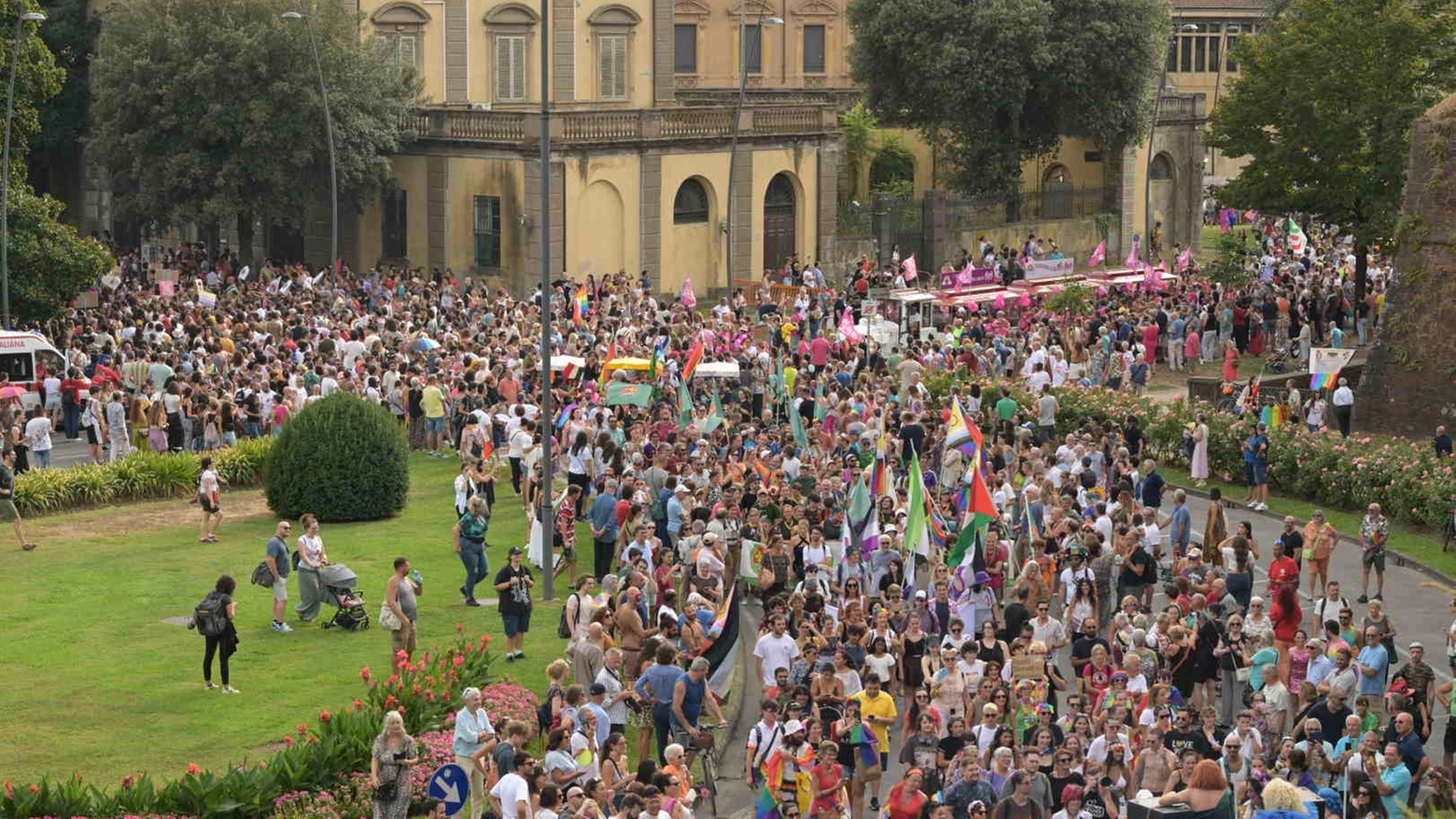 Il movimento Lgbtq+ sfila sulle mura di Lucca: dopo il ritrovo in piazzale Risorgimento la manifestazione per dire basta all’omolesbobitransfobia