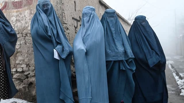 Con un recente annuncio i Talebani hanno ripristinato la legge che ammette la brutale pratica di esecuzione per coloro che saranno ritenute colpevoli di aver tradito il marito
