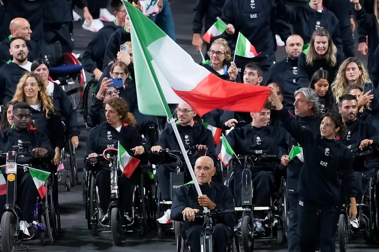 Parigi: partita la cerimonia, clou la sfilata delle delegazioni