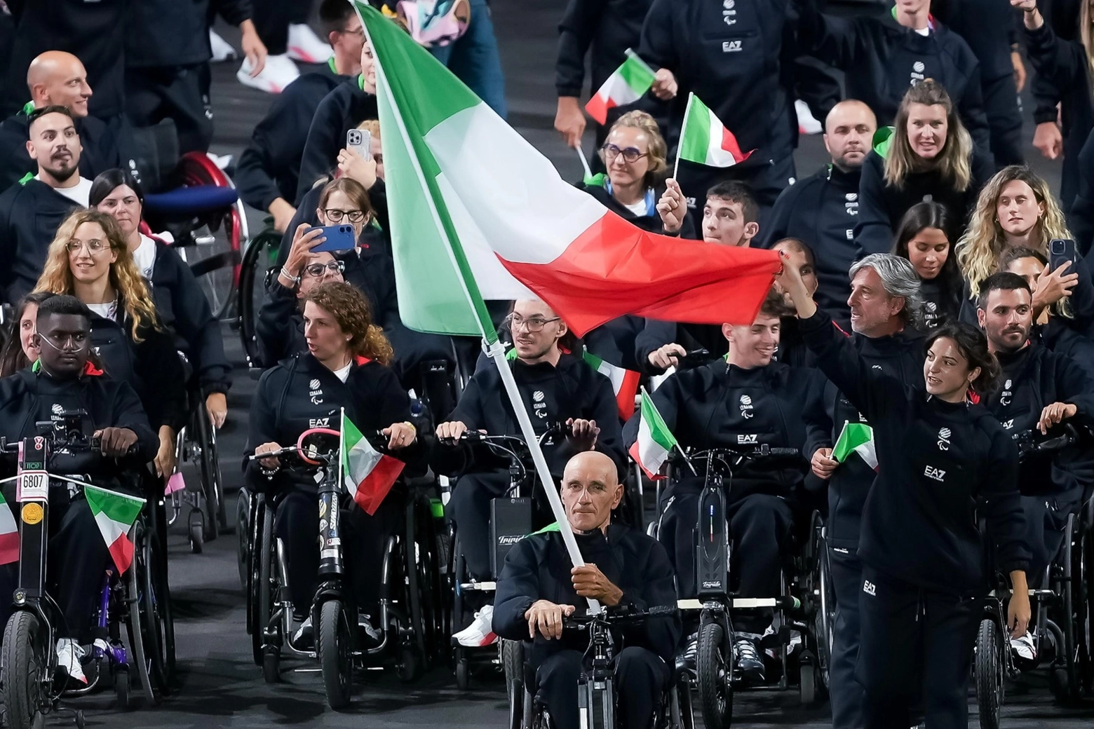 Parigi: partita la cerimonia, clou la sfilata delle delegazioni