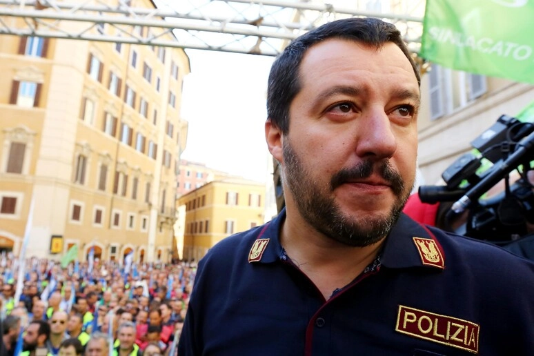 Matteo Salvini, durante un comizio, indossa la maglia della Polizia (ANSA)