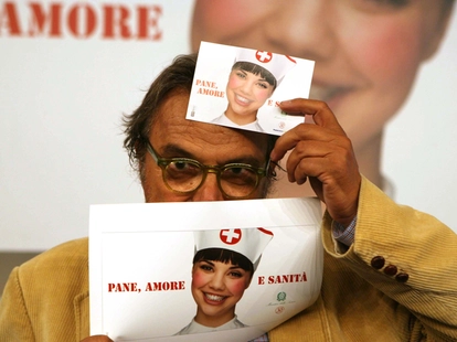 Oliviero Toscani, il bacio tra suora e prete e i migranti salvati: gli scatti armi di denuncia sociale