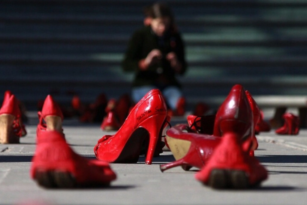 Scarpe rosse, simbolo della violenza sulle donne (foto Ansa) 