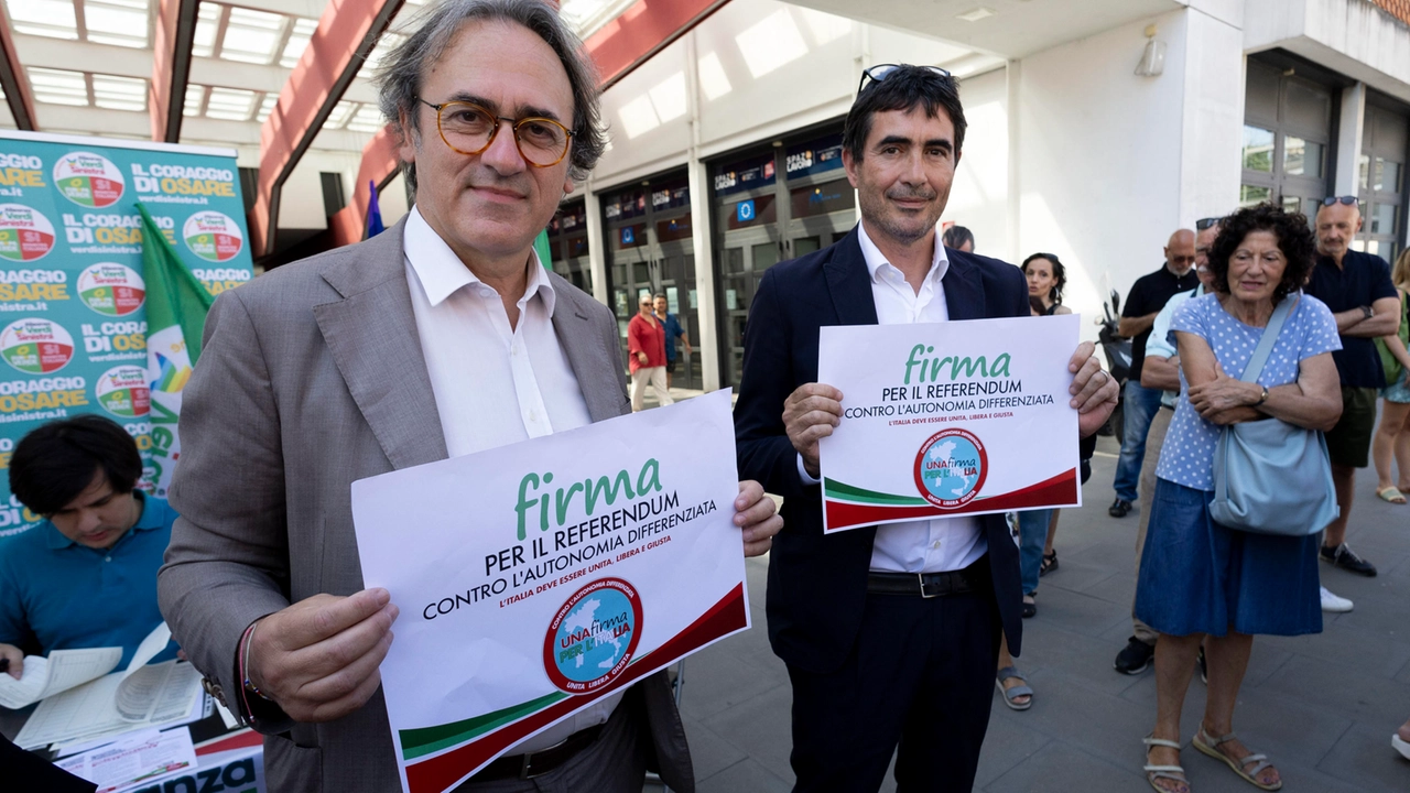 Nicola Fratoianni e Angelo Bonelli firmano per referendum contro l’autonomia differenziata delle regioni. Roma, 20 luglio 2024 ANSA/MASSIMO PERCOSSI