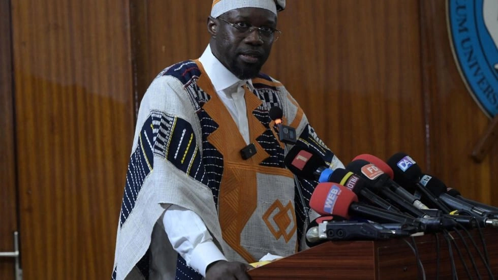 L’omosessualità in Senegal è considerata “contro natura” e punita con il carcere, ma per il primo ministro Sonko è una questione che non dovrebbe interessare l’occidente. Anzi, l’insistenza sui diritti Lgbt nelle relazioni diplomatiche potrebbe portare a “sentimenti anti-occidentali”