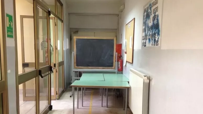 Bagni imbrattati a scuola, la decisione della preside divide