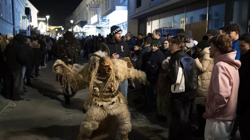 Nell’isola di Borkum, in Bassa Sassonia, da oltre tre secoli si celebra una tradizionale festa nella quale i cittadini maschi travestiti da cacciatori sculacciano le donne. Dopo le polemiche la tradizione violenta potrebbe essere abolita