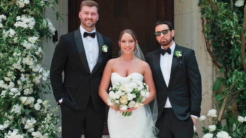 Hailie Jade Scott Mather, al centro, con il marito (a sinistra) e il padre Eminem (a destra)