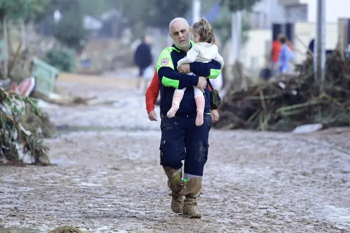 Spagna, l’appello di Save the Children: “Duro impatto dell’alluvione sui giovani”