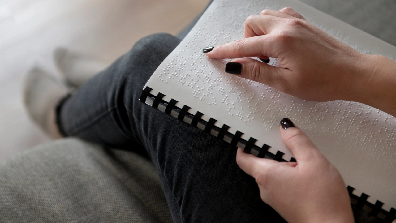 Ragazza cieca senza insegnante di sostegno che conosca il braille