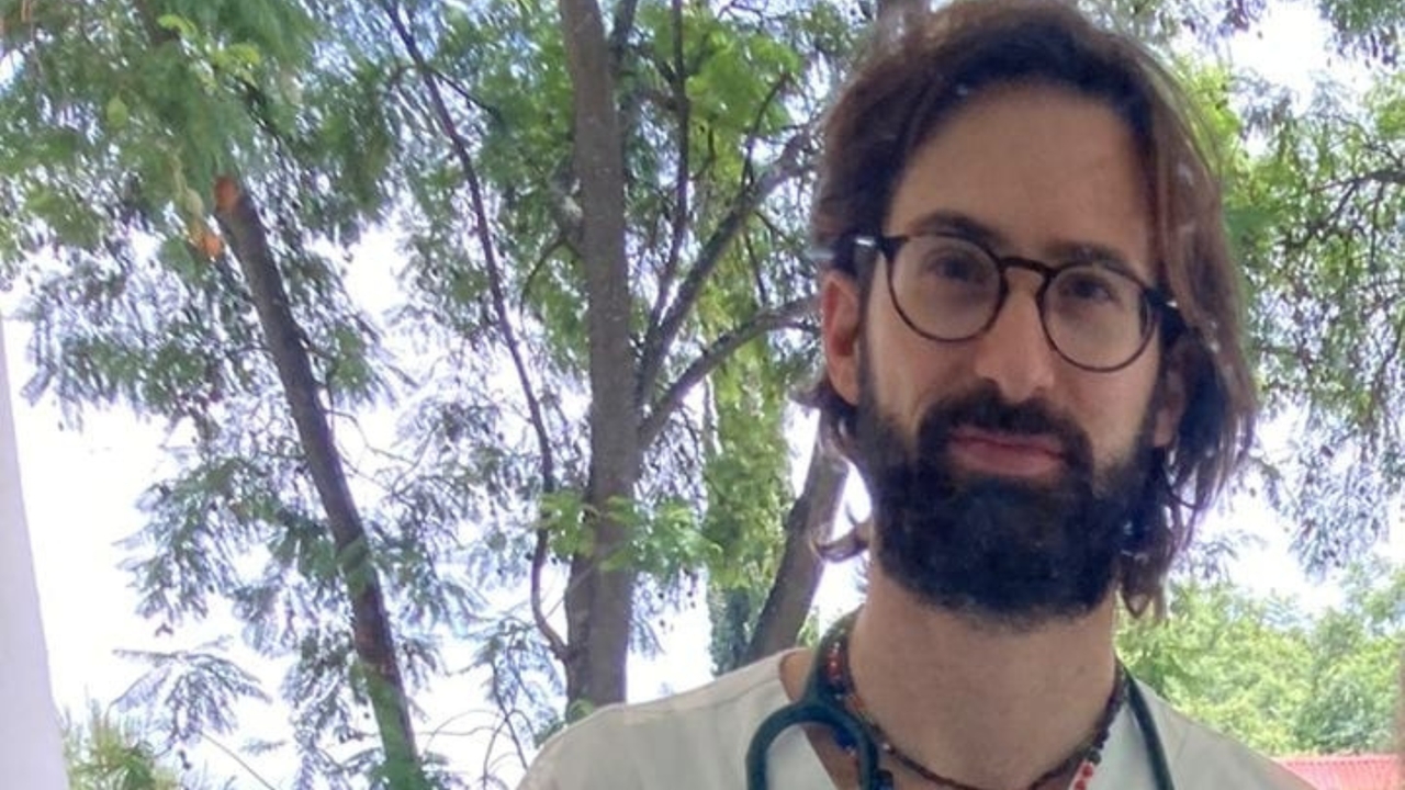 Federico Mazzinghi, medico e pallanuotista gigliato, è partito per l’Africa dove resterà sei mesi per lavorare a un progetto internazionale. Ma non ha perso tempo e ha subito cercato una piscina dove allenarsi