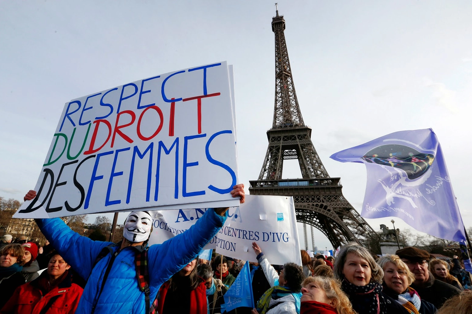 La Francia approva l'introduzione del diritto all'aborto in Costituzione