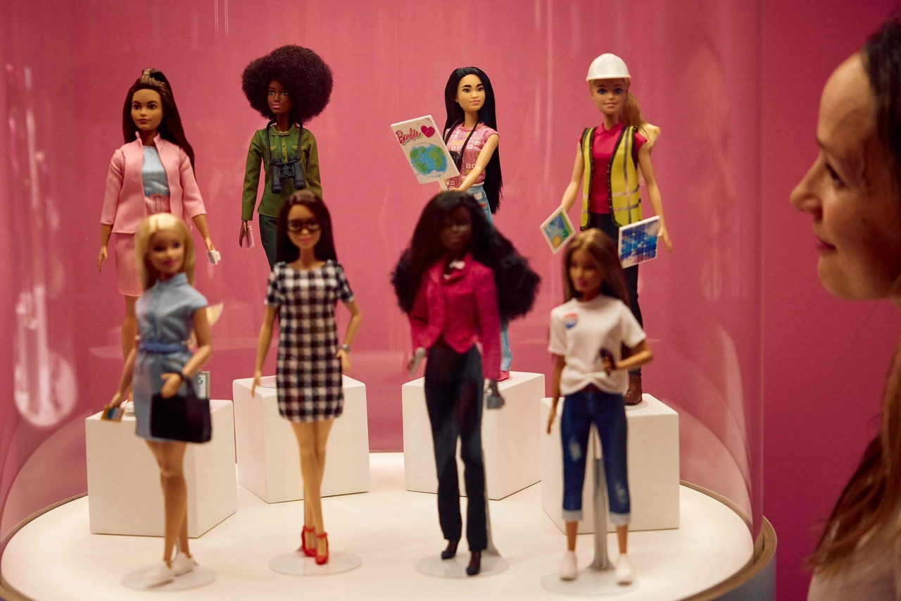 Alcune Barbie in mostra a Londra per la mostra in occasione dei 65 anni della bambola di casa Mattel