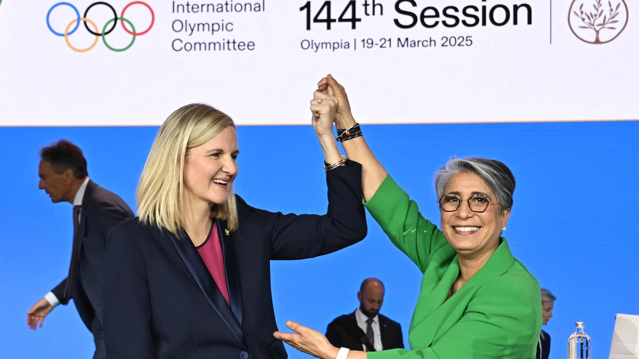 Chi è Kirsty Coventry, la prima donna presidente del Cio. Mosca: “Ora gli atleti russi tornino sul podio olimpico”