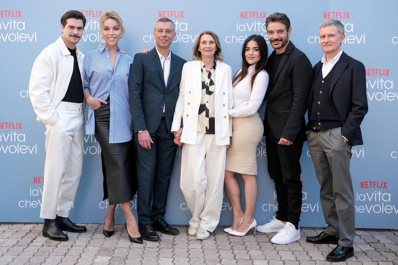 Ivan Cotroneo e Monica Rametta con il cast de "La vita che volevi"